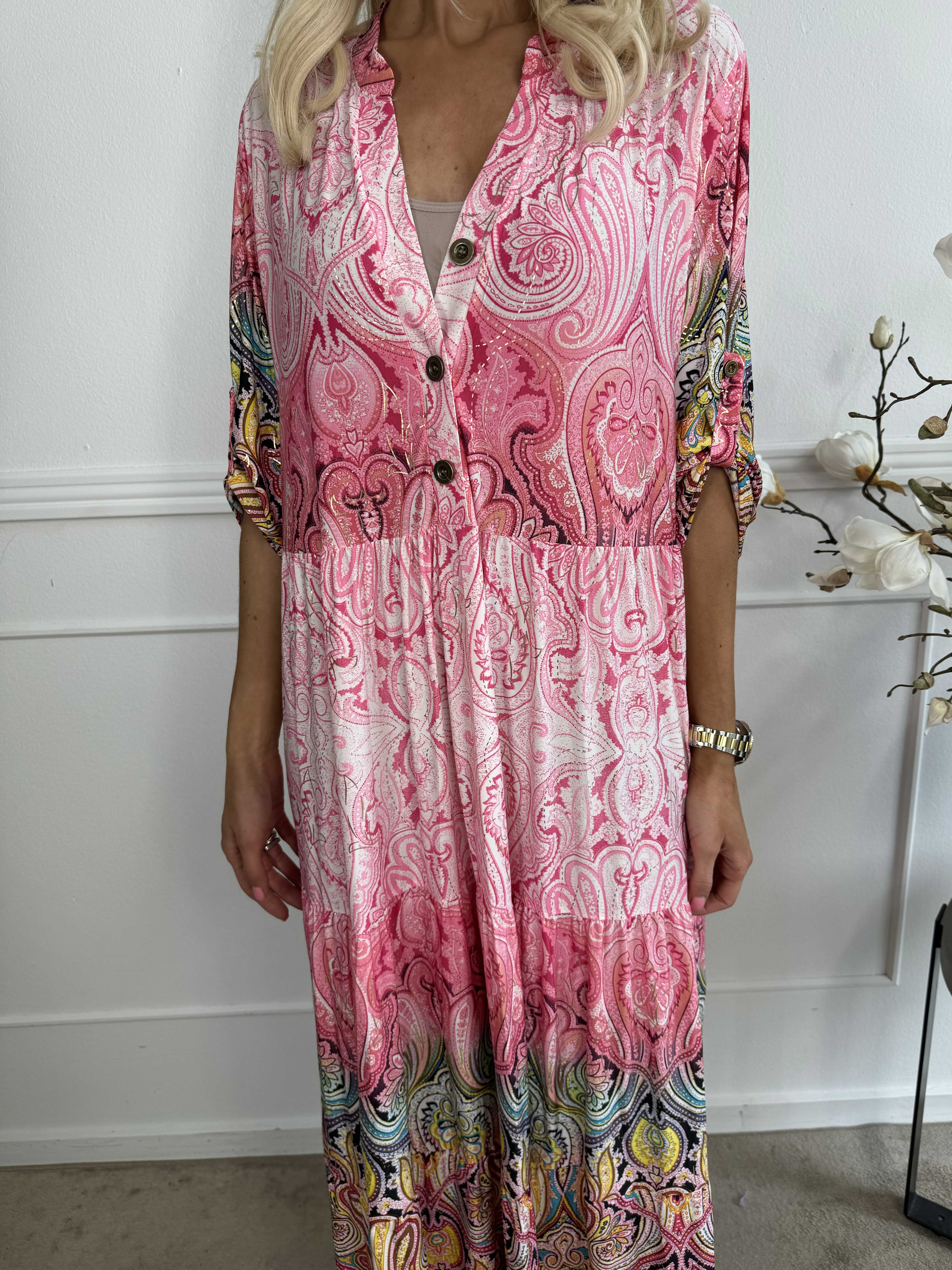 Milano Tamaria - Lang kjole med fint print i lag på lag look